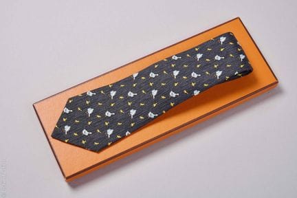 HERMÈS PARIS
CRAVATTA in twill di seta con stampa 