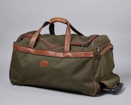 LONGCHAMP
IMPORTANTE SET DA VIAGGIO in tela verde 