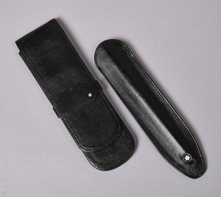 MONTBLANC
DEUX ETUIS pour stylo en cuir noir (haut