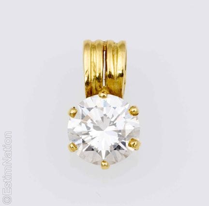PENDENTIF OR JAUNE ET DIAMANT
Pendentif en or jaun