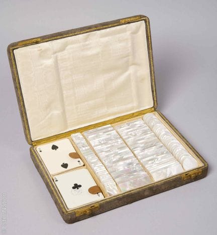 JUEGOS 
En un estuche de cuero cepillado con decor