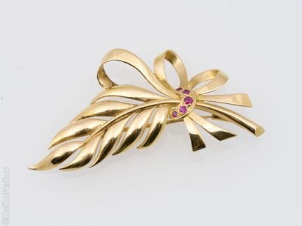 BROCHE FEUILLE EN OR JAUNE
Importante broche "Feui
