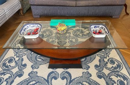 设计家具
黑色烤漆与清漆木质茶几，凸面桌腿置于梯形底座上，玻璃面板。 

现代艺术装饰风格作品

高