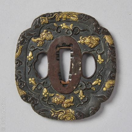 ARTE ASIÁTICO
Mokko gata tsuba en yamagame con mot