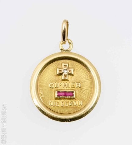 AUGIS. MEDALLA DE ORO Y CADENA DE METAL
AUGIS - Me