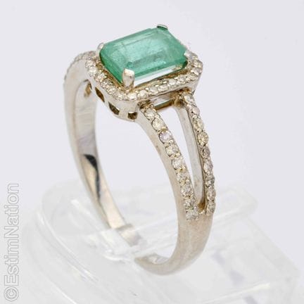 BAGUE ÉMERAUDE DIAMANTS
Bague en or gris 9K (375/°