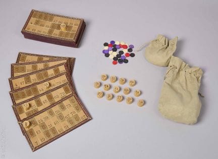 JUEGOS DE SOCIEDAD 
En un estuche con ribete de cu
