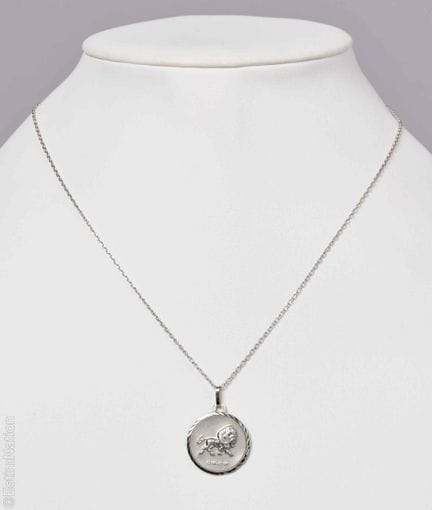 CHAÎNE ET MÉDAILLE ZODIAQUE EN OR GRIS
Chaîne en o
