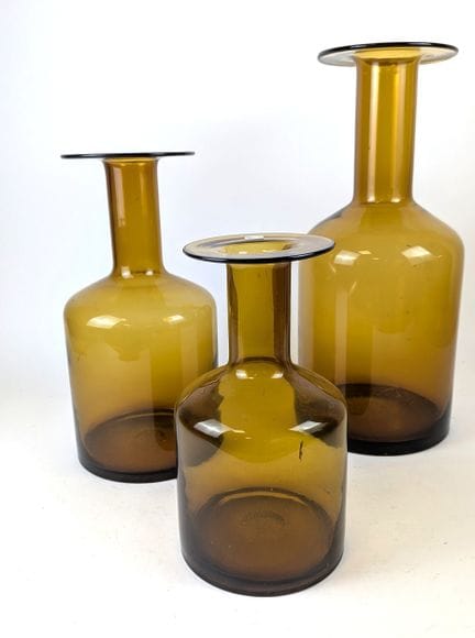 ENSEMBLE DE TROIS BOUTEILLES en verre soufflé tein