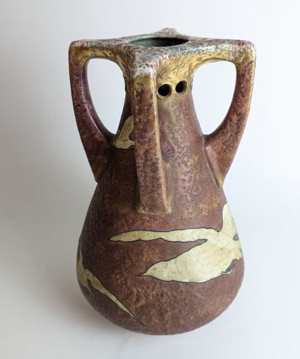 AMPHORA, Austria
VASO de loza esmaltada policromad