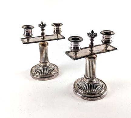 COPPIA DI CANDELIERE da tavolo in bronzo argentato
