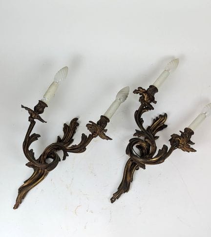 PAIRE D'APPLIQUES ROCAILLE en bronze doré à deux b