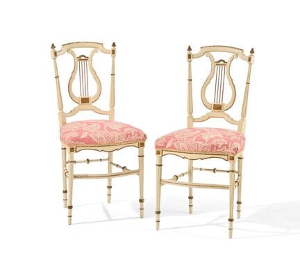 PAIRE DE CHAISES volantes en bois laqué crème, dos