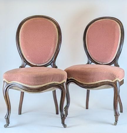 PAIRE DE CHAISES à dossier médaillon en acajou rep