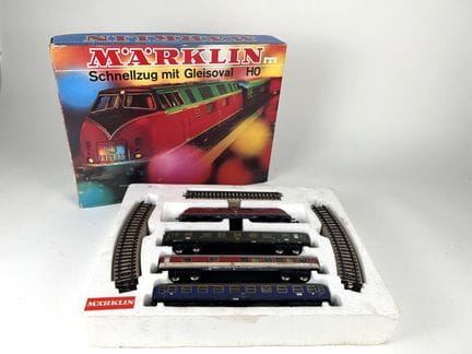 MARKLIN
EXPRESS TRAIN WITH OVAL TRACK SET, model 3