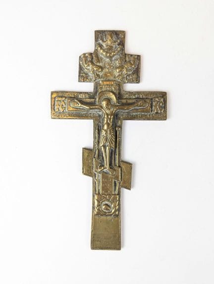 CROIX ORTHODOXE en bronze doré, gravée au dos.
Rus