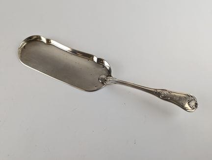 PICCOLA PALETTA DA TAVOLA in argento (950) cesella