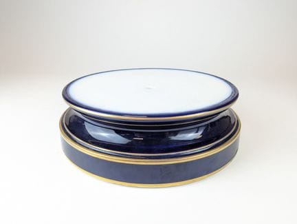 GRAND SOCLE en porcelaine émaillée bleu roi et fil
