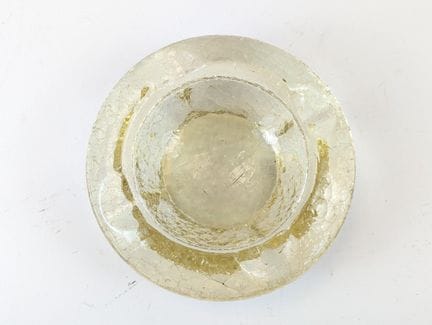 ASHTRAY in vetro colorato giallo crepato.
Diam. 17