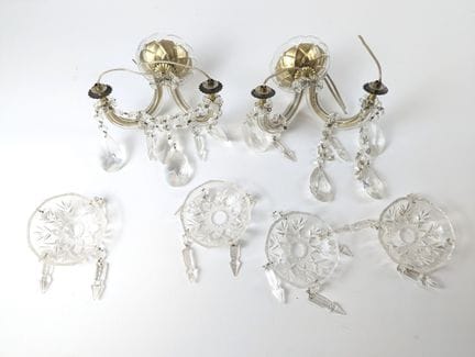 PAIRE D'APPLIQUES en verre moulé à deux anses et p