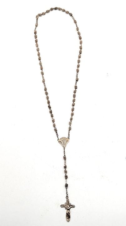 CHAPELET en argent (800) filigrané.
Poids : 10,8 g
