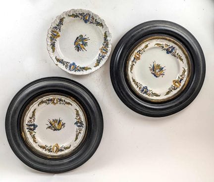MOUSTIERS, XVIIIe siècle
TROIS ASSIETTES en faïenc