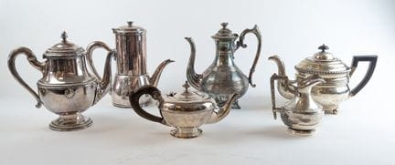 SET DI CINQUE TEIERE E CAFFIERE in metallo argenta