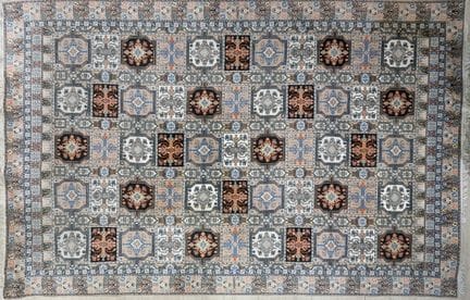 TAPIS en laine polychrome à décor sur fond rose de