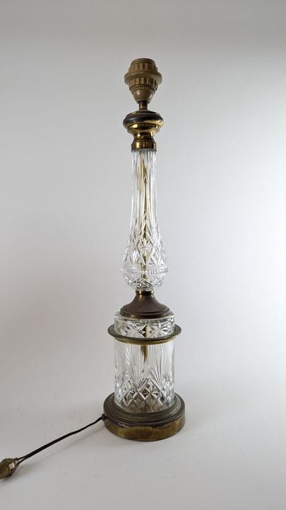 LAMPE à fût en verre taillé à motifs d'étoiles et 