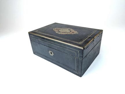 BOITE rectangulaire en bois noirci et filets de la