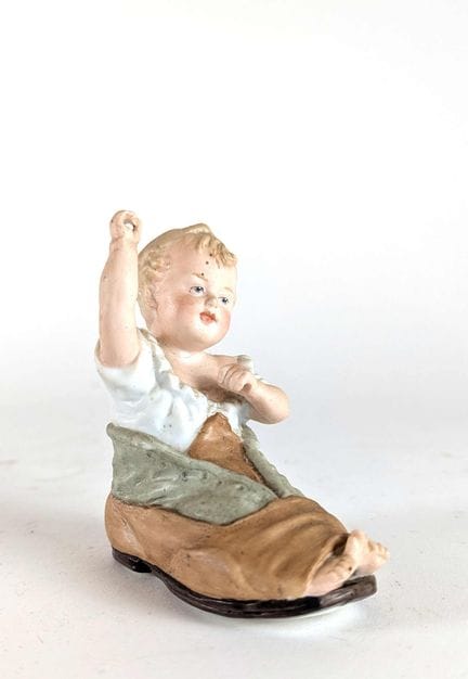 PETITE FIGURINE en biscuit polychrome représentant