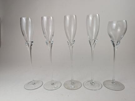QUATTRO BICCHIERI DA CHAMPAGNE MOLTO ALTI e UN BIC