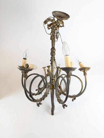 LUSTRE en bronze doré à six lumières représentant 