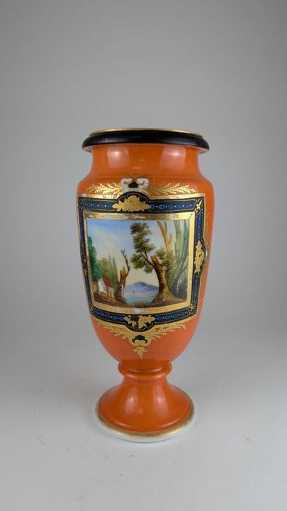 VASE de forme balustre en porcelaine émaillée à dé
