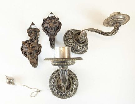 PAIRE DE PATERES en bronze à décor de têtes de lio