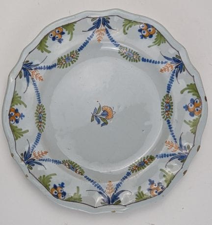 Attribuito a NEVERS
PIATTO in maiolica smaltata po