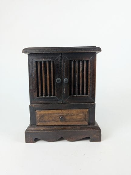 PETITE ARMOIRE miniature à deux vantaux en partie 
