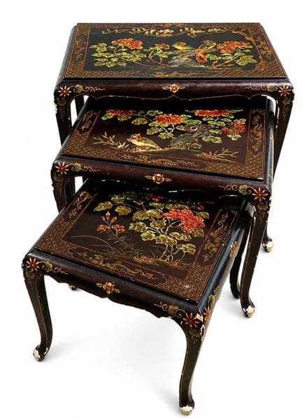 CHINE, XXe siècle
SUITE DE TROIS TABLES GIGOGNES e