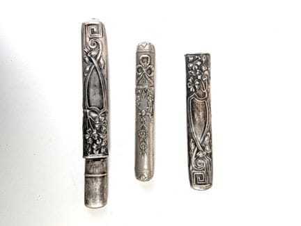 TRE ASTUCCI PER SPILLE in argento (800) cesellati 
