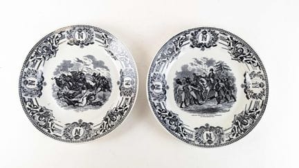 KERAMIS
COPPIA DI PIATTI in maiolica stampata "Le 