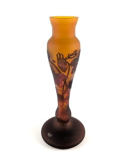 A LA MANIERE DE GALLE
VASE SOLIFLORE de forme balu