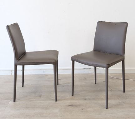 SIX CHAISES gainées de simili cuir taupe.
Haut. 82