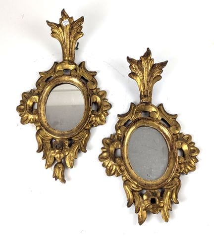 PAIRE DE MIROIRS ovales en bois et stuc doré à fro
