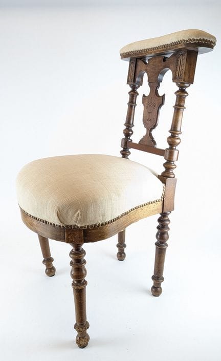 CHAISE PRIE-DIEU en chêne mouluré à dossier ajouré