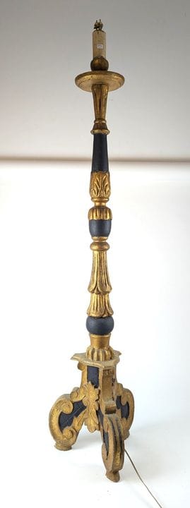 LAMPADAIRE en bois mouluré et sculpté noir et doré