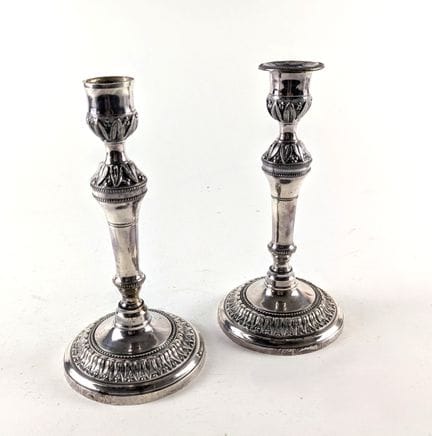 COPPIA DI PICCOLI CANDELIERI in bronzo argentato, 