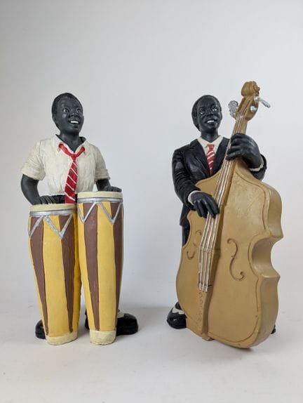 DEUX FIGURINES en plâtre patiné représentant des j
