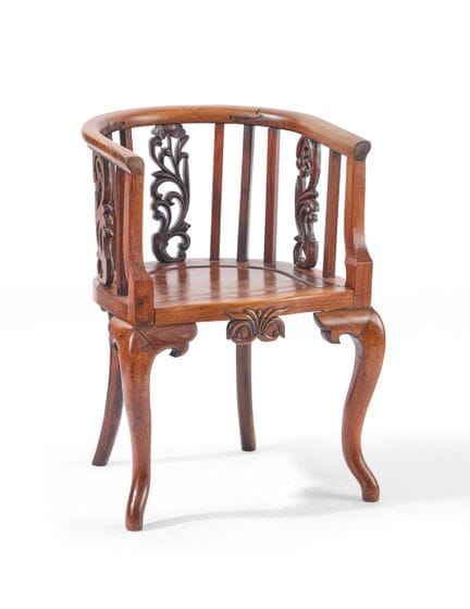 FAUTEUIL GONDOLE en bois exotique à dossier sculpt