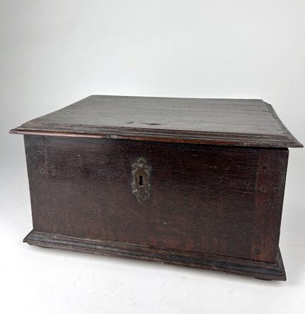 PETIT COFFRE rectangulaire en chêne teinté mouluré