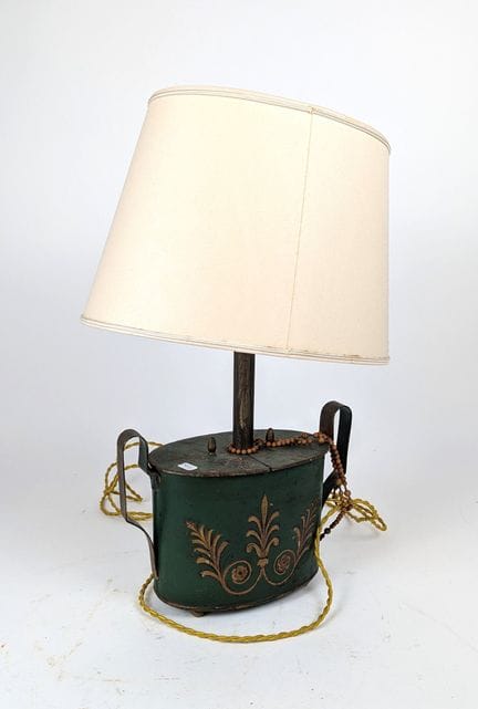 LAMPE DE TABLE, le fût coupe en tôle peinte verte 